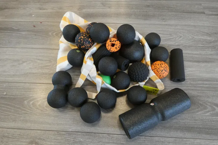 Faszien-Set: diverse Massagebälle & Rollen, ca. 15-teilig, schwarz/orange, mit Tasche